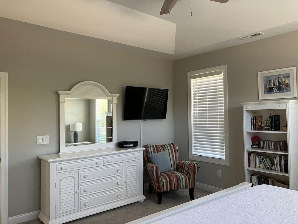 #2209 2 Bedroom Cottage by RedAwning