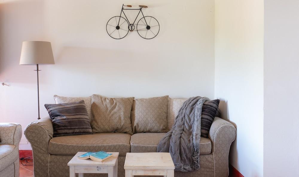 Relaxing Hillside Family Accommodation With Pool