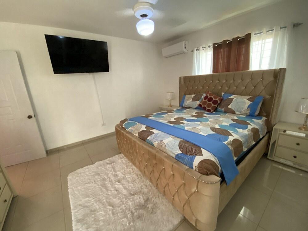 Inviting 3-bedroom Apt in Santo Domingo!
