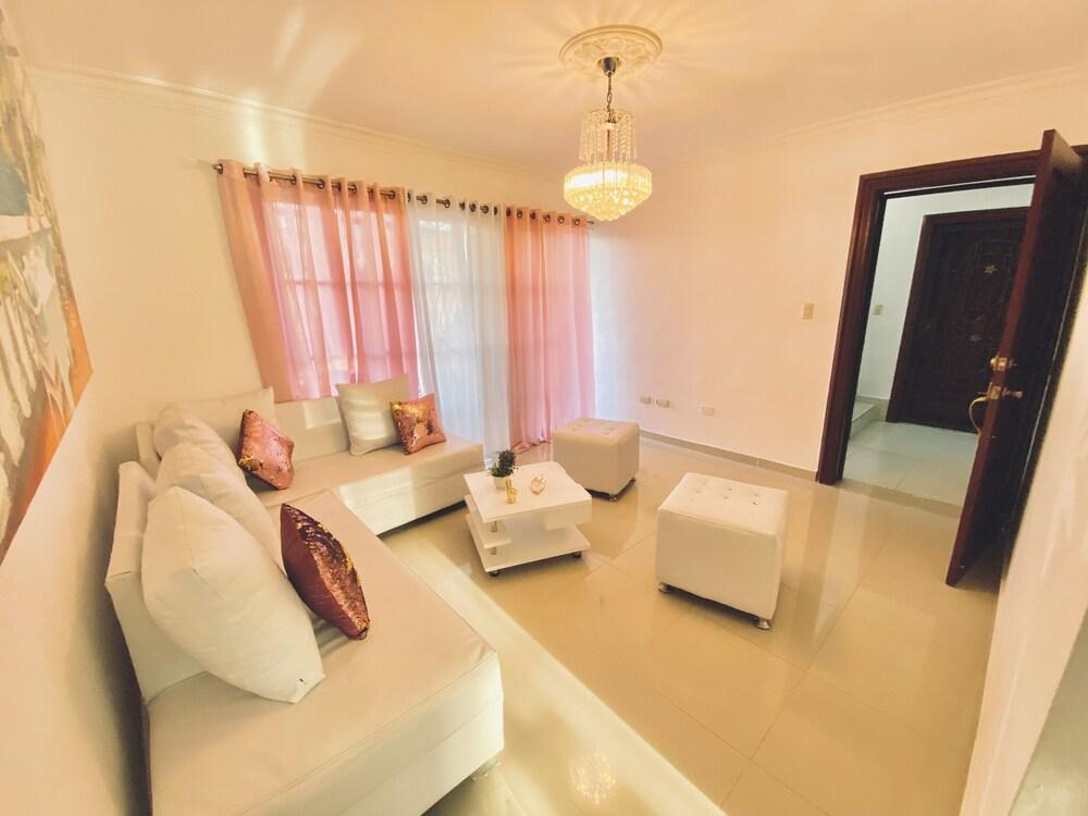 Inviting 3-bedroom Apt in Santo Domingo!
