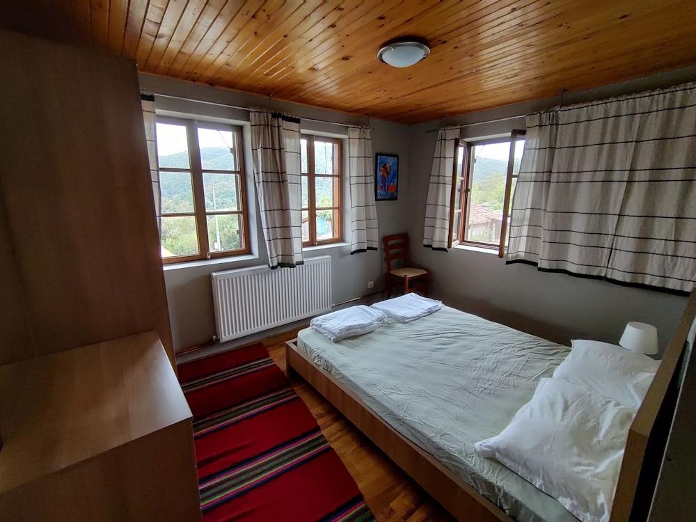 Lovely 4-bed House in Kosti