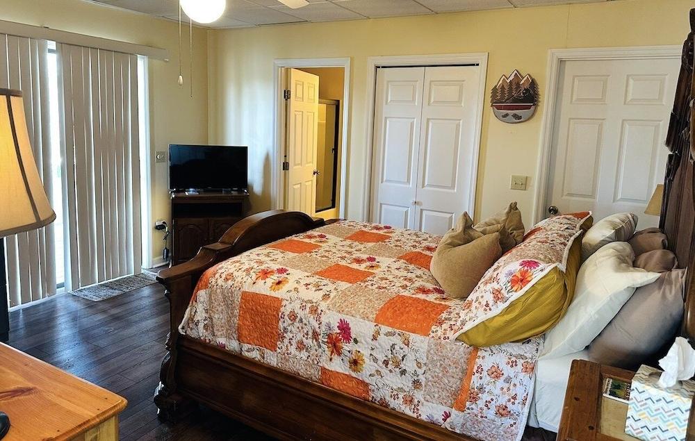 Bear's Mountaintop Views 3 Bedroom Chalet by RedAwning