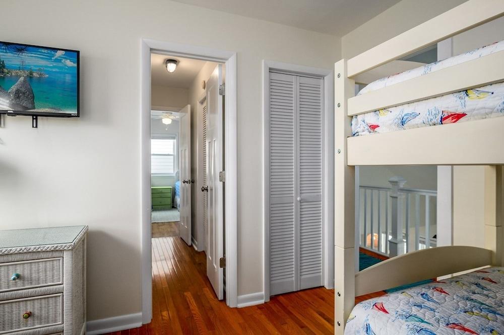 Dream Weaver 4 Bedroom Home by RedAwning