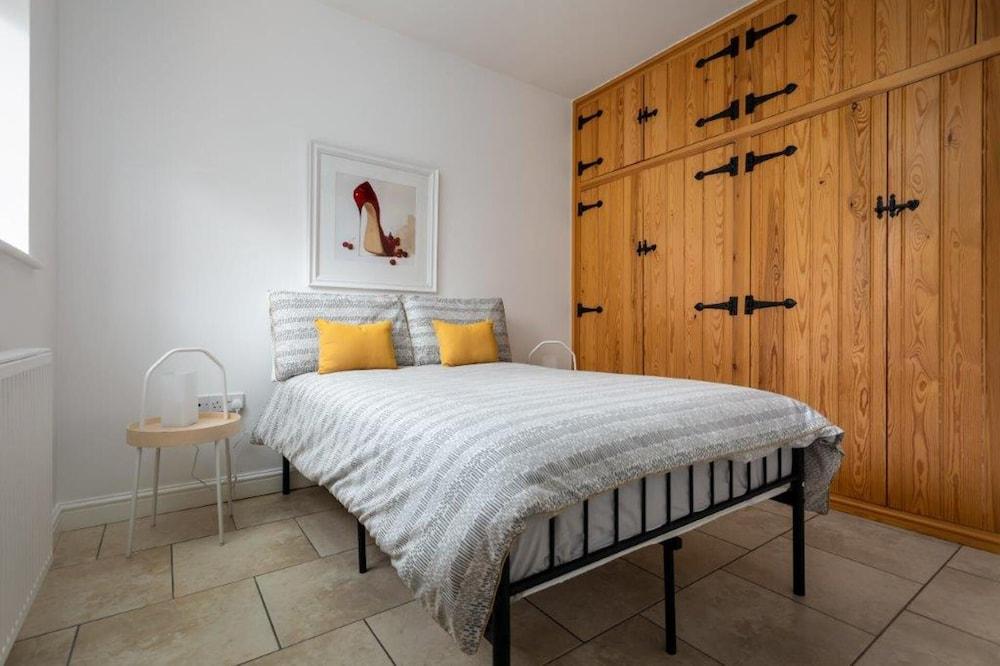 Cotswold Barn Conversion With Private Hot Tub