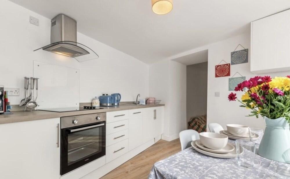 Stunning Renovated & Spacious 2 BR - 100m to Beach