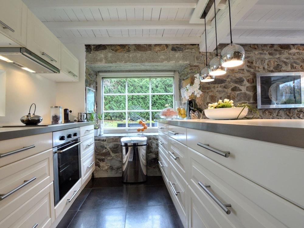 Stylish Stay With Pool, Jalhay