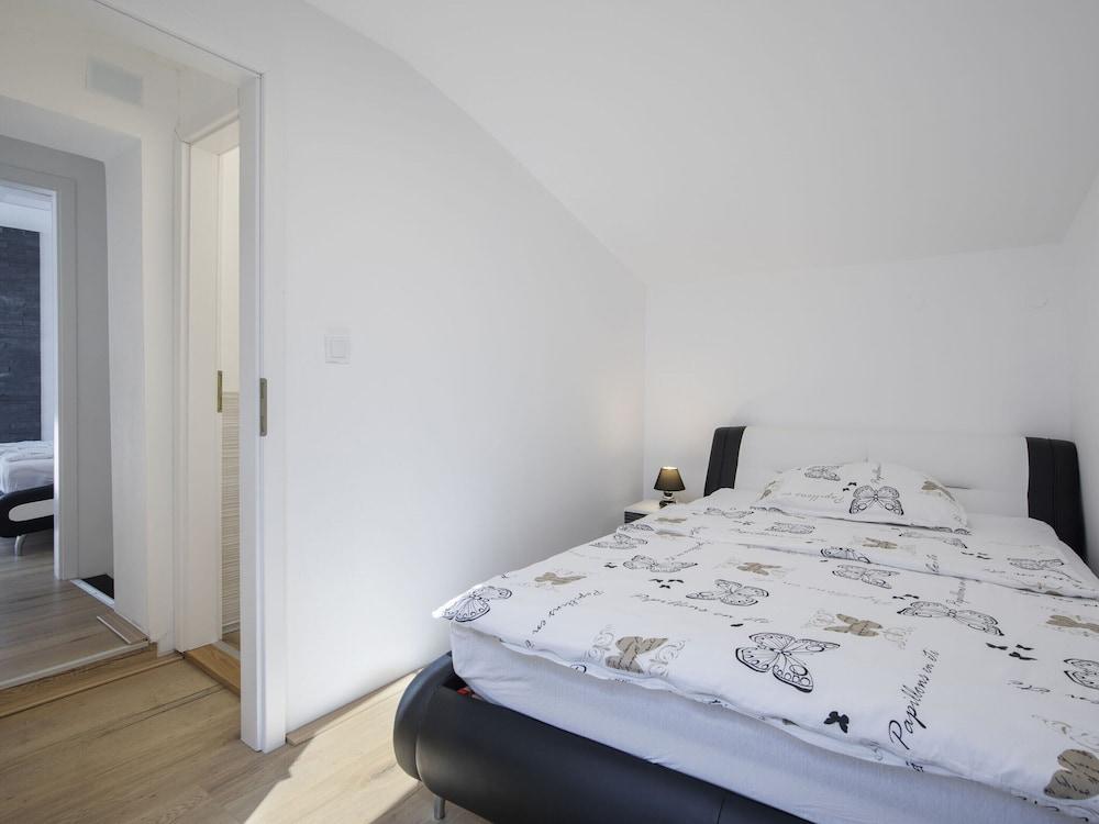 Modern Holiday Home With Jacuzzi