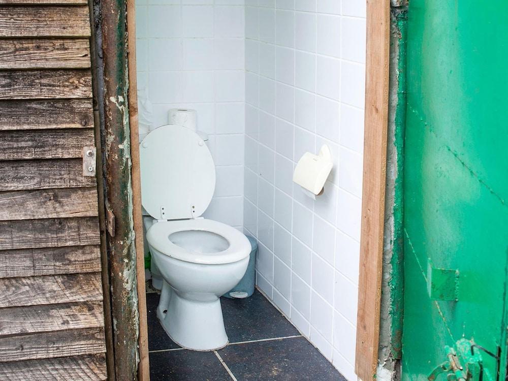 Idyllic Lakeside Cottage