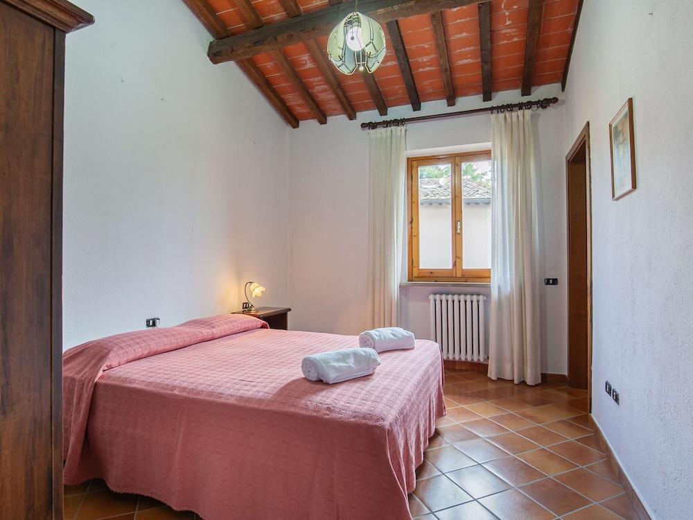 Spacious Tuscany Retreat