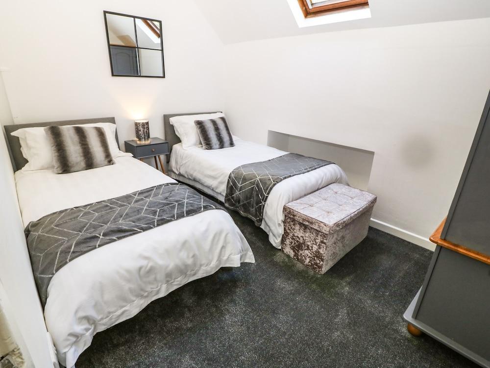 Yr Hen Ysgol, The Old School