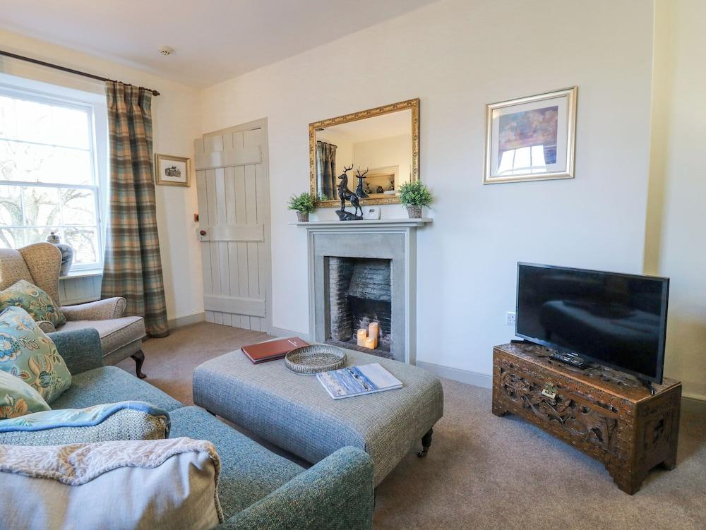 Pear Cottage - Priorwood Garden