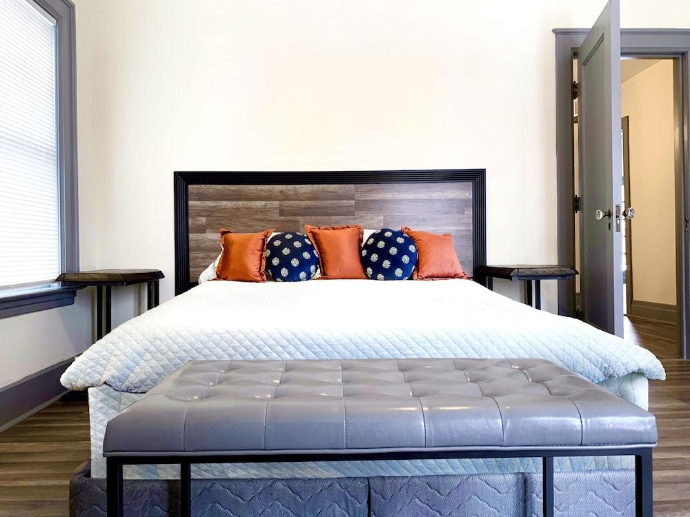 The Aquarium Chateau - With Private Yard & Parking, Near Falls, Casino by Niagara Hospitality