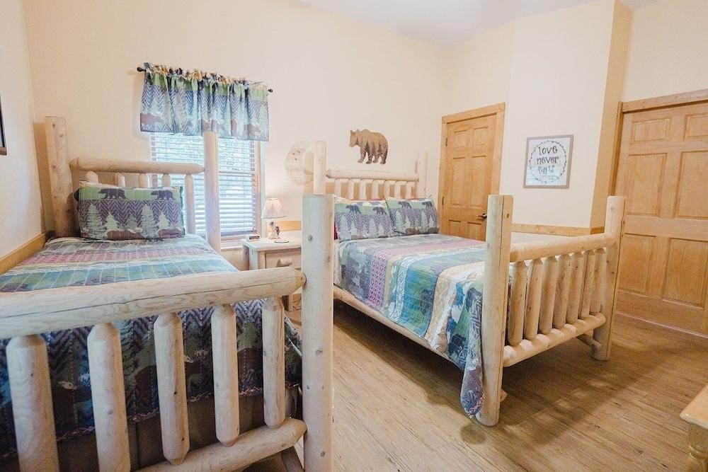 Absolute Bearadise 3 Bedroom Cabin by RedAwning