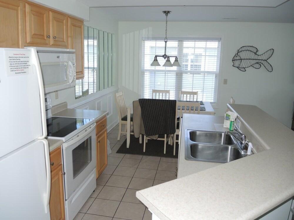 2307m 1 Bedroom Condo by RedAwning