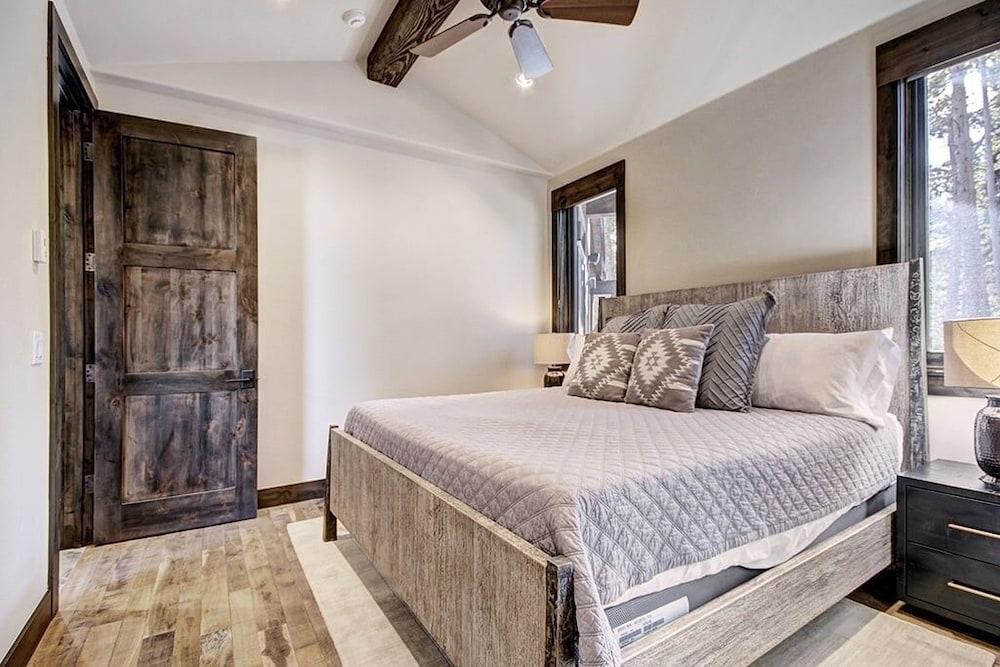 Hawk's Hideaway 6 Bedroom Home