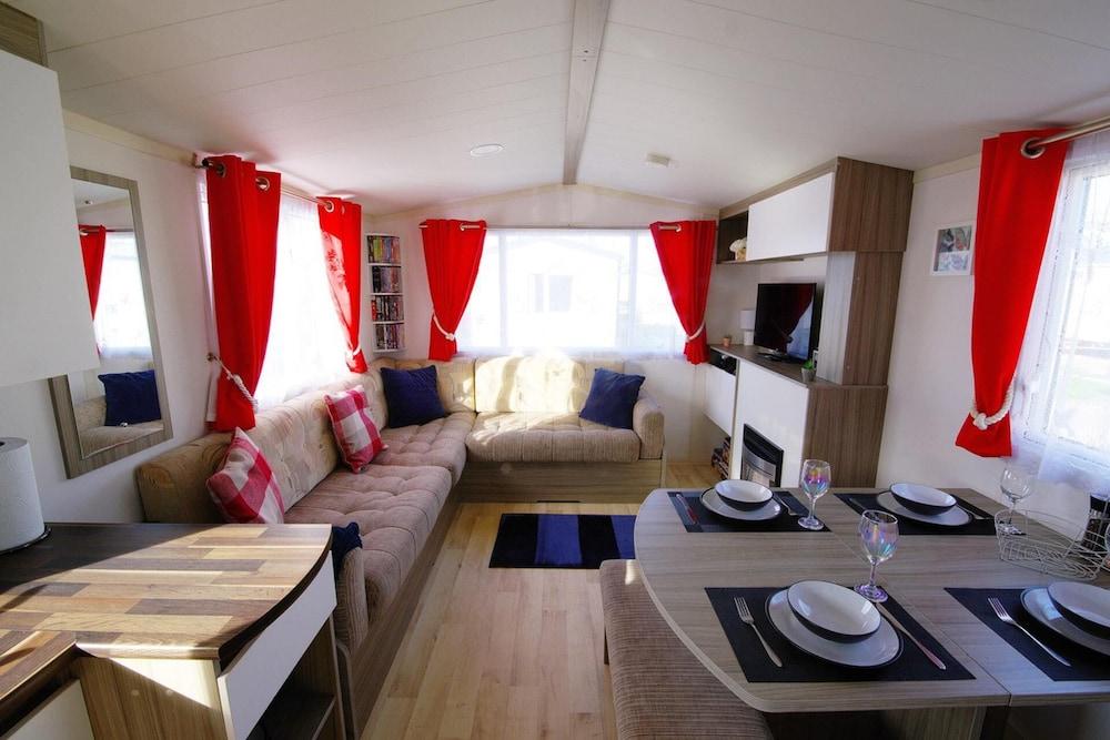 Lovely 2-bed Static Caravan in Rhyl