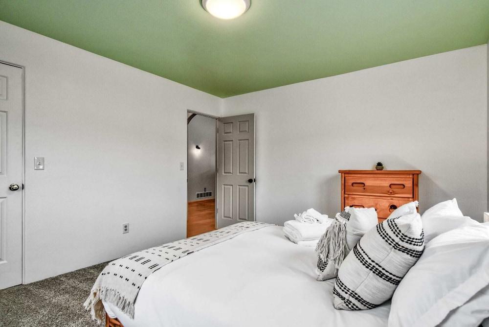 4brfireplace & Mountain Viewsdog-friendly & Hiking Nearby!