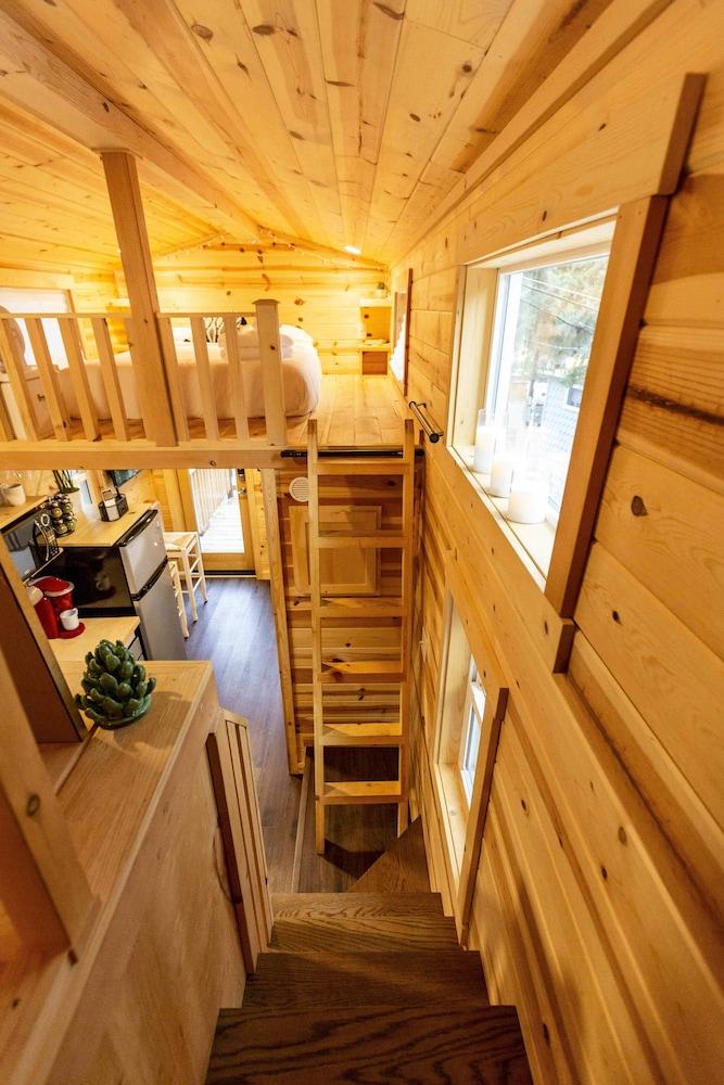 Tiny House! Hot Tub! Pikes Peak & AC