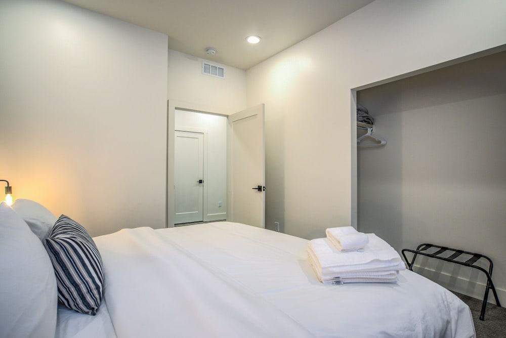 7brdowntown BIG & Moderngroups, Events & More!