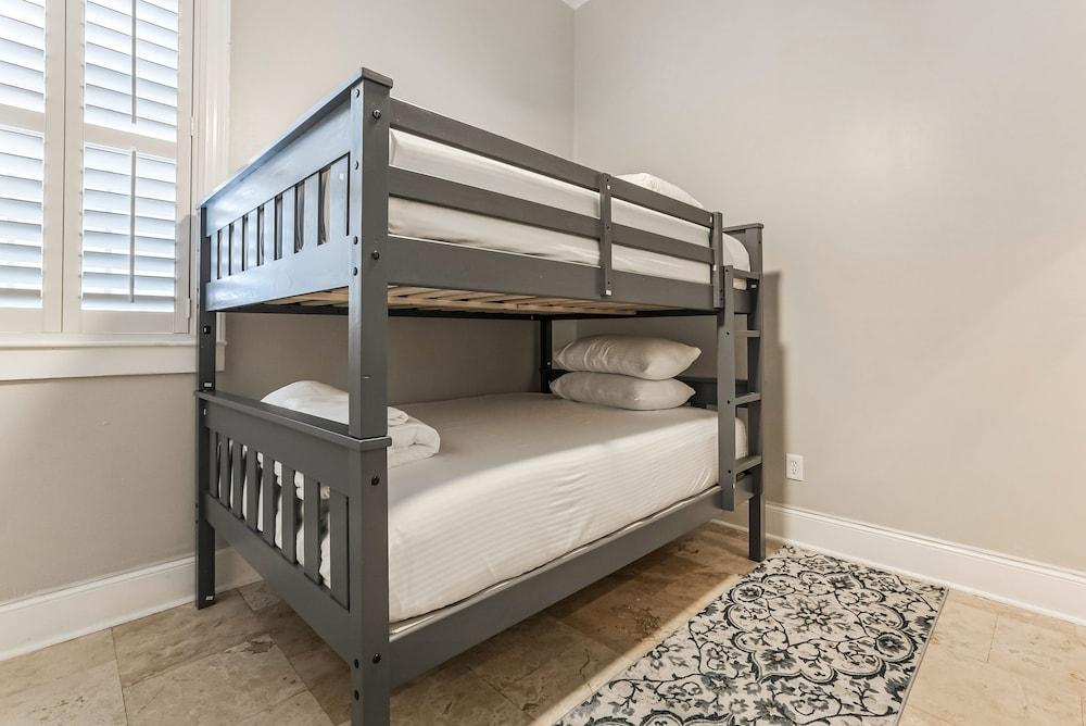 Modern 3BR Condo With Pool