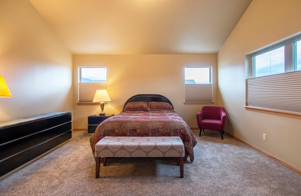 Redtail 30 Day Minimum 3 Bedroom Home by RedAwning