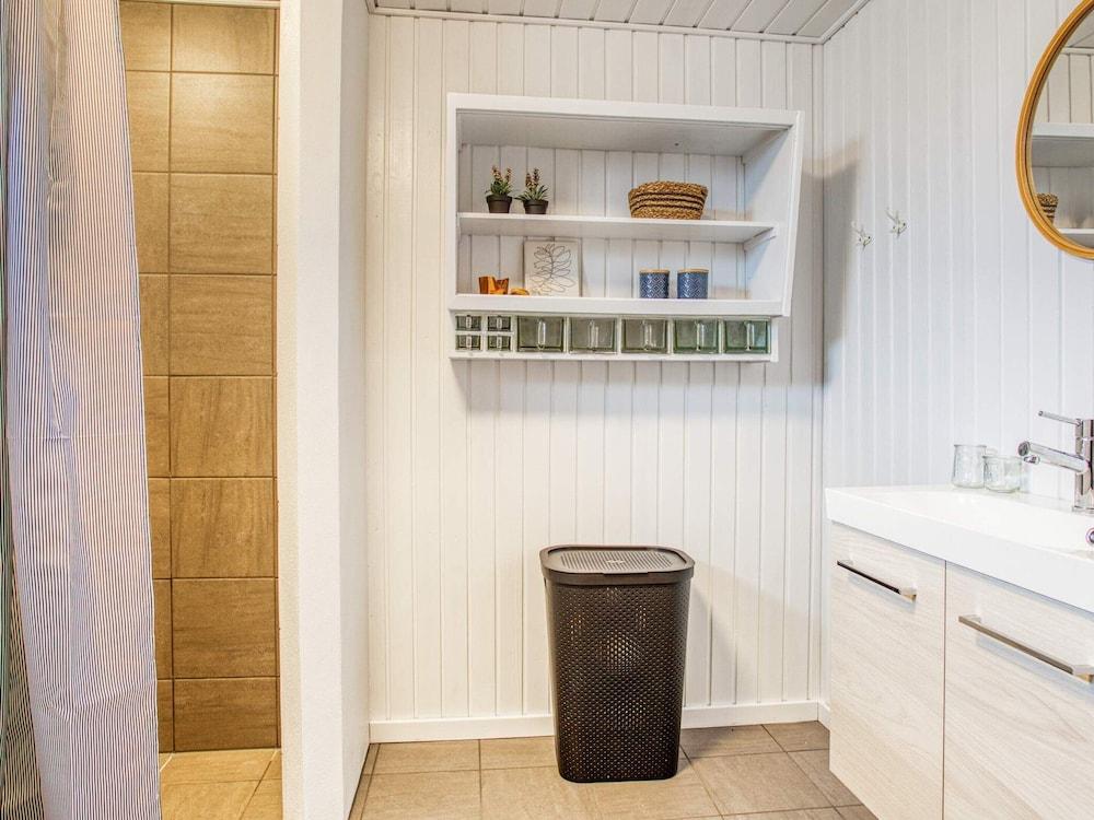 Cozy Seaside Cottage Escape-by Traum