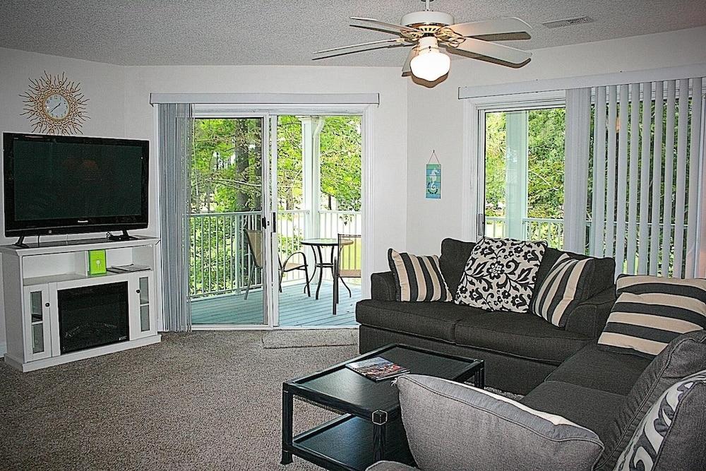 Brunswick Plantation Condo 1404M with Full Kitchen and 27 hole Golf Course Onsite by RedAwning