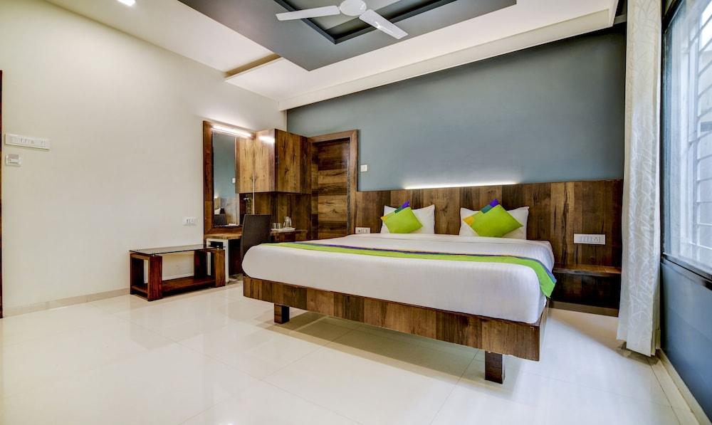 Treebo Shree Sai Suites - 2km from Mahalaxmi Temple