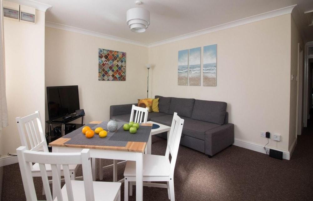 Stayzo Penthouse Accommodation 1- Premier Lodge