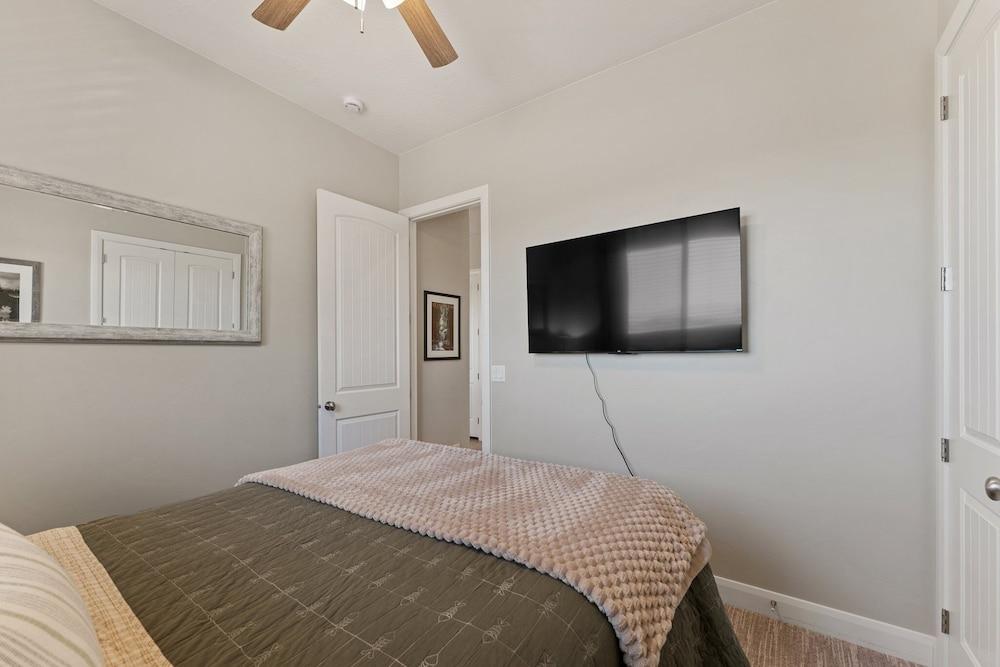 Sunset on the 5th 3 Bedroom Townhouse by RedAwning