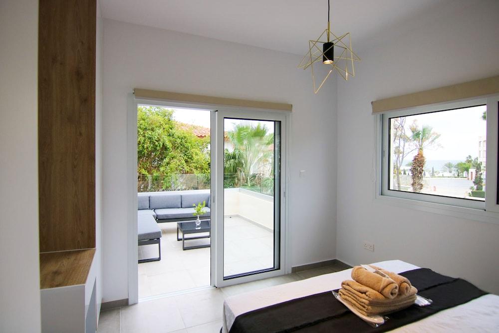 Phaedrus Living: Seaside Modern Flat Limnaria 123