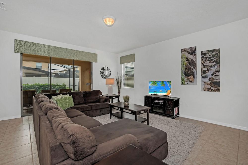 Elegant Villa W/private Pool/spa & Game Room!