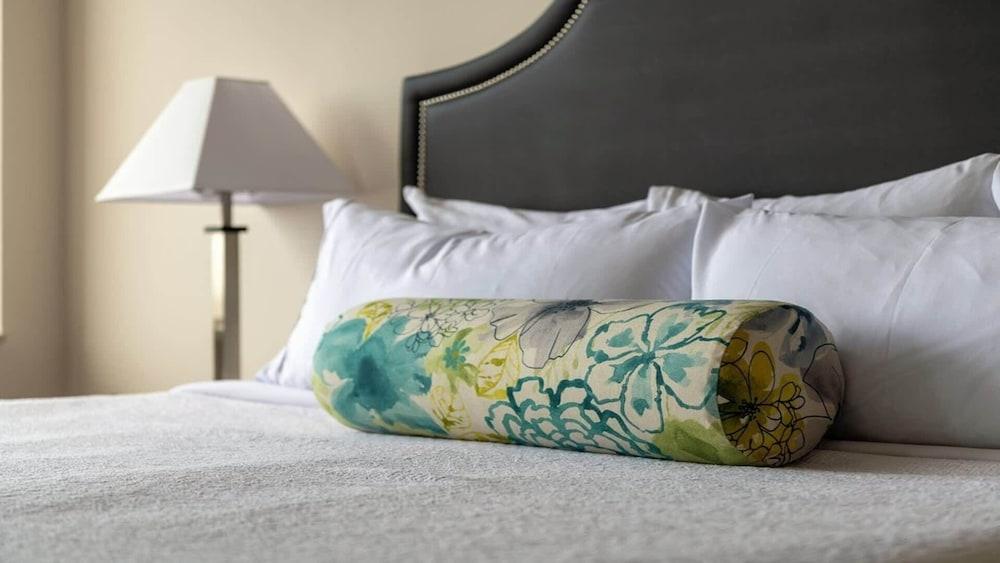 CozySuites | TWO Stunning Condo with SKY POOL