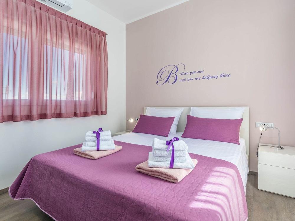 Villa in Novigrad With Private Pool