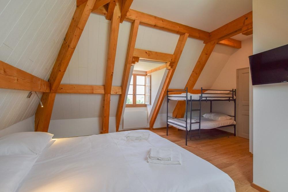 Hilltop Cottage With Pool