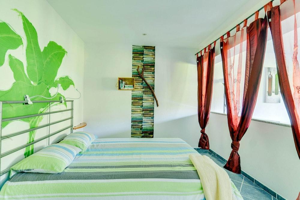 Upscale Villa With Swimming Pool and Terrace