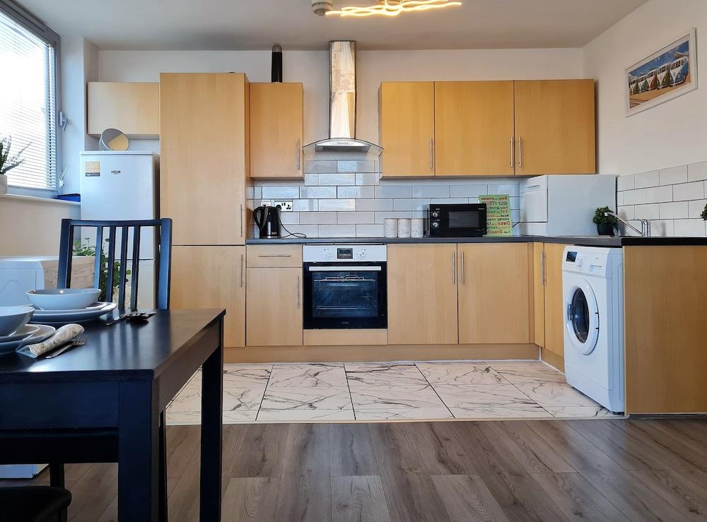 2 bedroom Central Flat with Parking