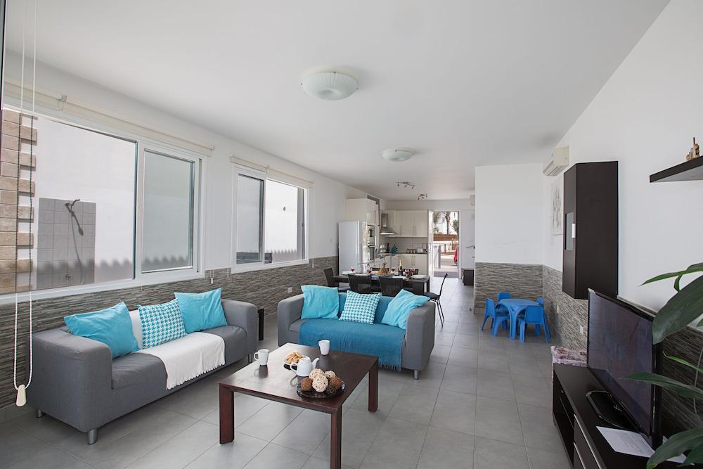 Villa Suri, Luxury Seafront Villa