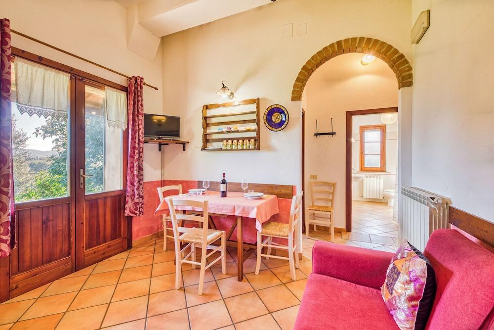 Broom apt With Shared Pool