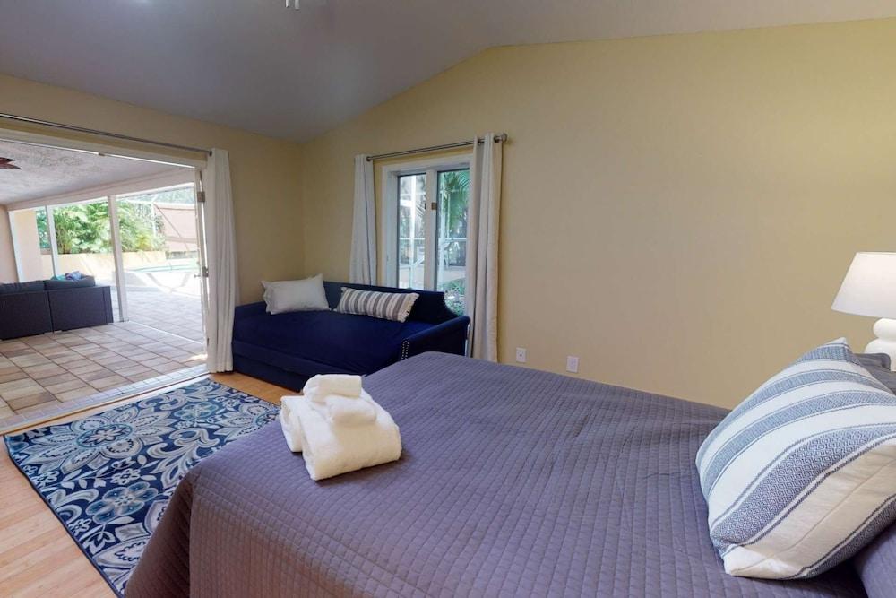 Sarasota Bay Pool Home