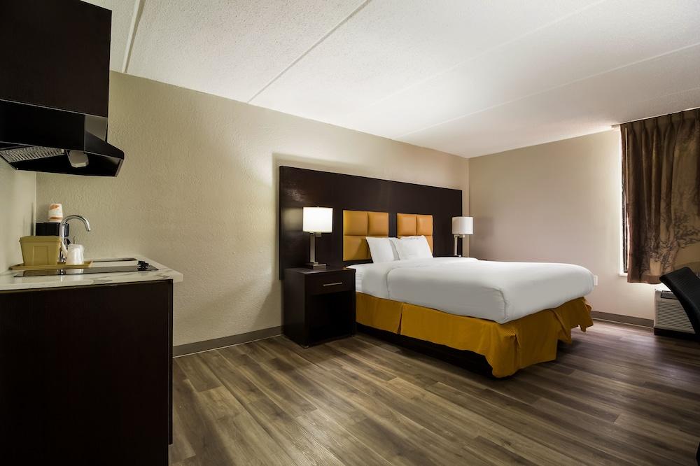 Clarion Pointe Lake Jackson - Clute