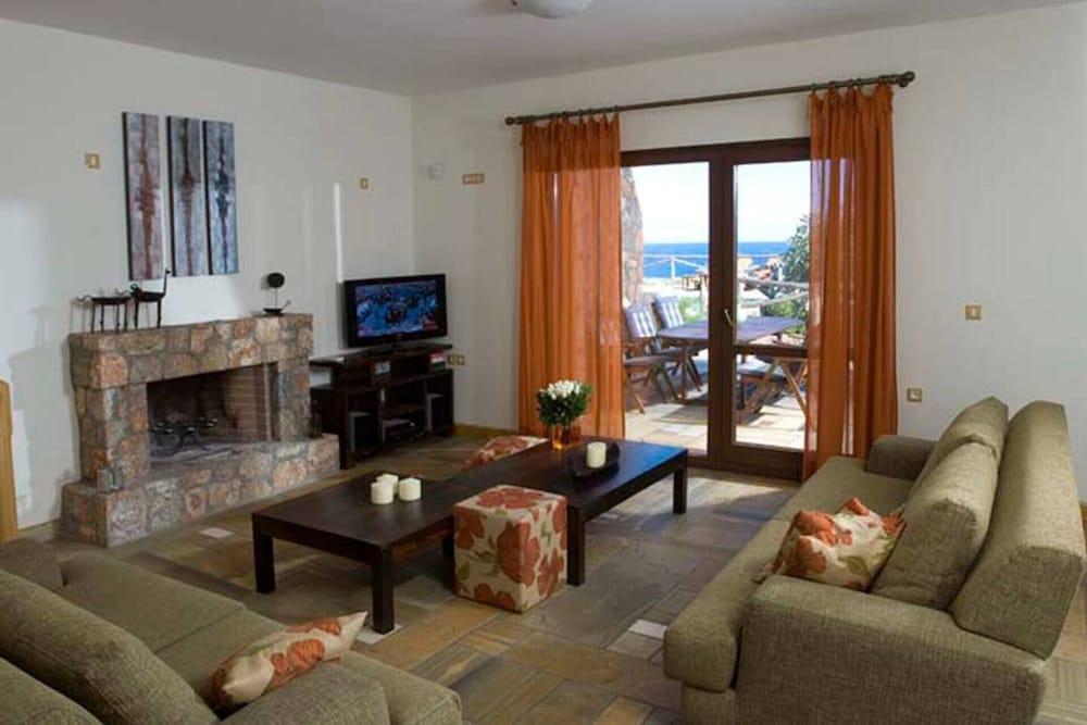 Beautiful 3-bed Sea Front Villa in Agios Nikolaos