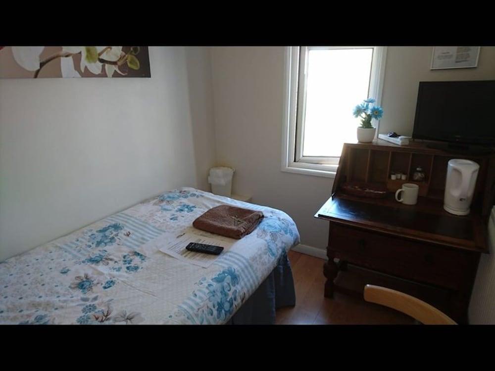 Room-tiny Single Shared Bathroom Room ss