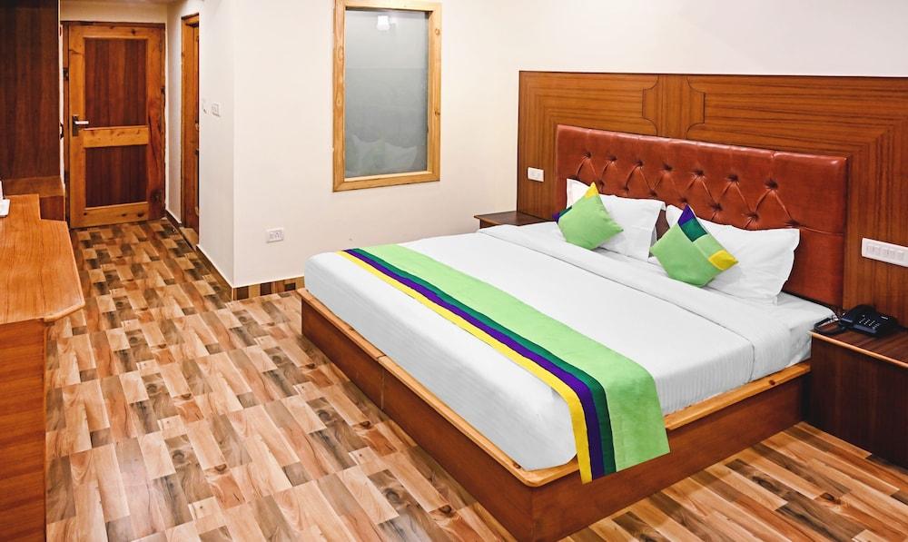 Treebo Dev With Valley View, Mall Road