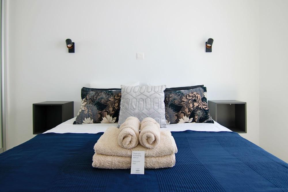 Phaedrus Living: Seaside Luxury Flat Lighthouse 62