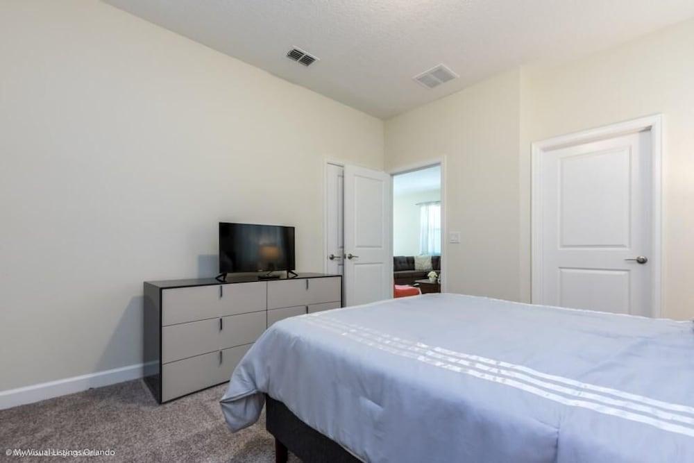 5 Bed Pool With Overflowing Spa In Champions Gate! 5 Bedroom Villa by RedAwning