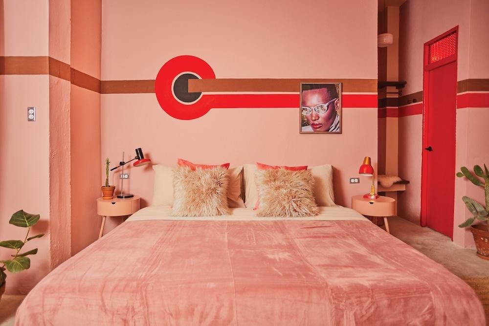 MOOD HAUS by DW - 70's Retro Stays