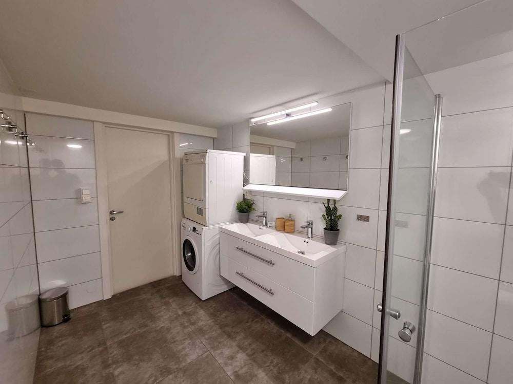 Room-spacious Private Room, Queen Bed, C