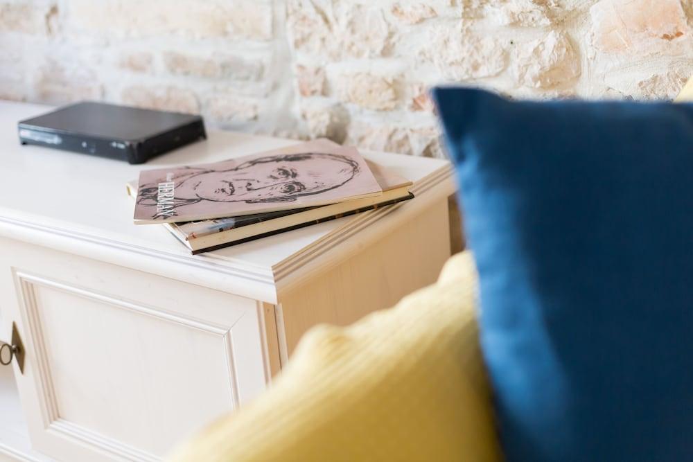 DeAmicis Studios by Irundo