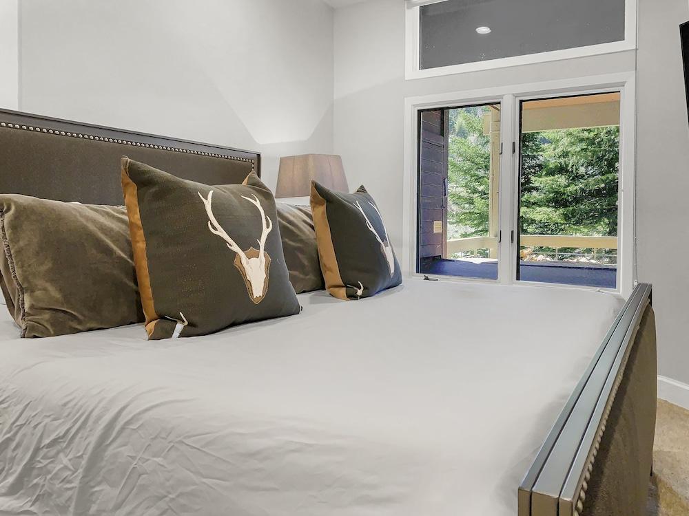 B11 Powder Run 2 Bedroom Condo by RedAwning